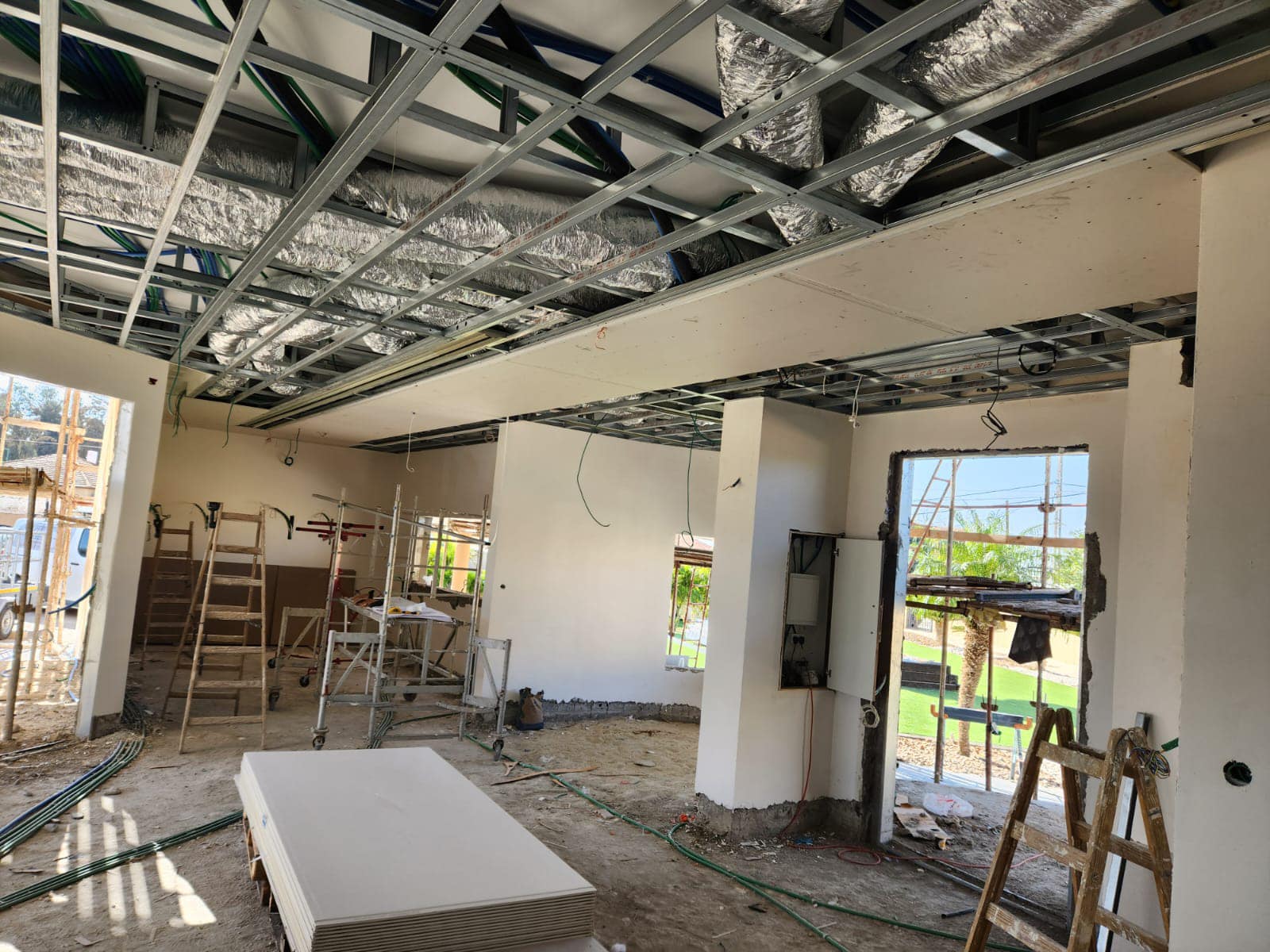 בניית שלד תקרת גבס עם תעלות מיזוג מרכזי ותשתיות חשמל